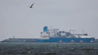 Большое судно в море на горизонте