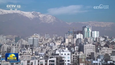 صفحه تلویزیون دولتی چین که منظره‌ای از تهران را نشان می‌دهد