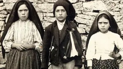 الأطفال الرعاة الثلاثة الذين ظهرت لهم مريم العذراء في فاتيما وهم من اليسار لليمين لوسيا وفرانسيسكو وجاسينتا