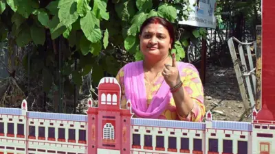 मतदान के बाद अपनी उंगली पर स्याही का निशान दिखाती एक मतदाता