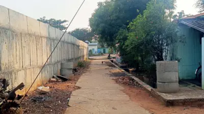 ओलैपट्टी गाँव में निजी ज़मीन पर दस फीट ऊंची और 220 फीट लंबी की दीवार को लेकर विवाद हो रहा है