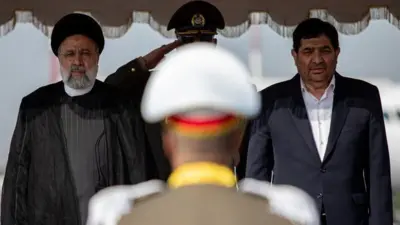 از راست محمد مخبر معاون اول رئیس جمهور ایران در کنار ابراهیم رئیسی در مراسم بدرقه رسمی او در سفر به عربستان