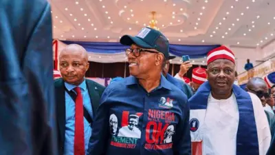 Peter Obi ati Rabiu Kwakwanso nibi ipade NDC, ọkunrin kan wa lẹgbẹẹ wọn pẹli awon ero mi-in lẹyin.
