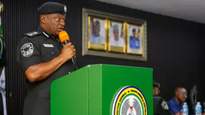 Ọga ọlọpaa Naijiria Tunji Disu wọ aṣọ ọlọpaa dudu ati fila