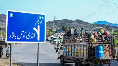 گذرگاه تورخم و موترهای که در حال تردد هستند.