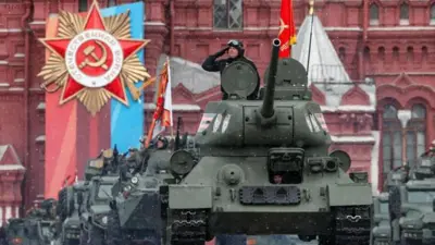 ردیف تانک‌ها در یک رژه دوره شوروی