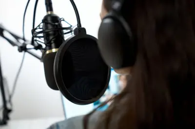 ਸੰਕੇਤਕ ਤੌਰ 'ਤੇ ਲਗਾਈ ਮਹਿਲਾ ਰੇਡੀਓ ਹੋਸਟ ਦੀ ਤਸਵੀਰ ਜਿਸ ਵਿੱਚ ਉਹ ਮਾਈਕ ਸਾਹਮਣੇ ਬੈਠੀ ਹੈ ਪਰ ਉਸ ਦਾ ਚਿਹਰਾ ਨਜ਼ਰ ਨਹੀਂ ਆ ਰਿਹਾ