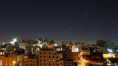 موشکهایی که از ایران به سمت اسرائیل شلیک شدهاند، در آسمان بالای شهر الخلیل در کرانه باختری در تاریخ ۷ ژوئن ۲۰۲۶ (۱۷ خرداد ۱۴۰۵) مشاهده میشوند. آژیرهای خطر در چندین منطقه در شمال اسرائیل به دلیل این حمله موشکی به صدا درآمد؛ حملهای که پس از یک حمله اسرائیلی به پایتخت لبنان، بیروت، رخ داد.