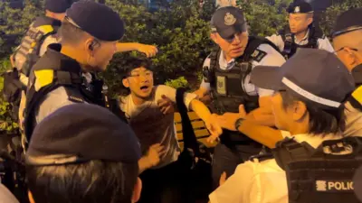 2025年6月4日，一名身穿印有“社会主义核心价值观”字眼的男子在维园被警方包围