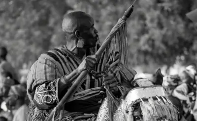 Wani mayaƙi a lokacin bikin al'ada a ƙasar Hausa, arewacin Najeriya