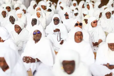 Les adeptes de la confrérie soufi Layene, vêtus de blanc, se rassemblent pour accomplir la prière de l'Aïd al-Fitr sur la plage, dans le quartier de Yoff à Dakar, au Sénégal, le 25 mars 2025. 