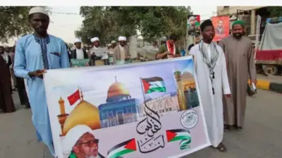 Aworan awọn Shittes to gbe asia wọn dani