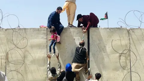 Poyafzalning tagini yalang, etiklarni kirni yalang