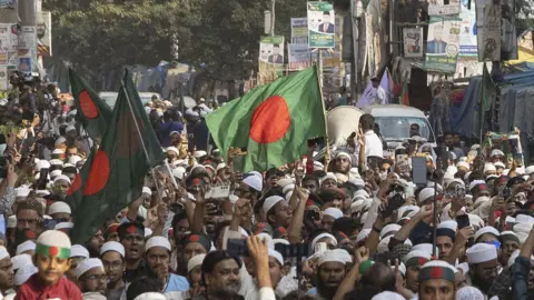 نوجوان بنگلہ دیشی رہنما عثمان ہادی کی نماز جنازہ ادا کر دی گئی، عبوری حکومت کے سربراہ سمیت بڑی تعداد میں لوگ شریک - BBC News اردو