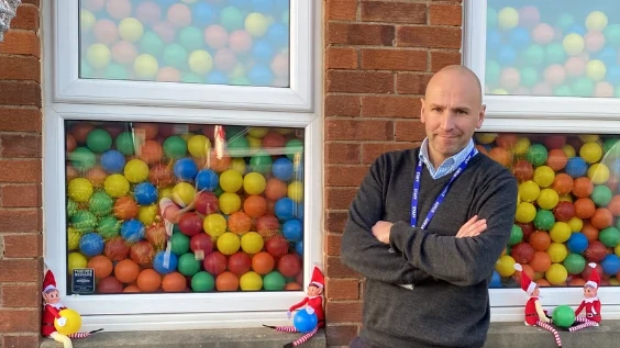 Las travesuras de los elfos traviesos emocionan a los niños de la escuela