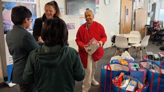 Hermanos adoptivos y amigos donan regalos de Navidad
