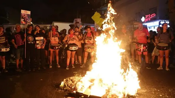 युद्धविराम र बन्धक रिहाइको माग गर्दै इजरायलमा हजारौंको प्रदर्शन