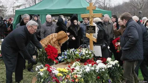 https://ichef.bbci.co.uk/ace/ws/624/amz/worldservice/live/assets/images/2015/03/03/150303133237_borin_nemtsov_grave_624x351_reuters.jpg.webp