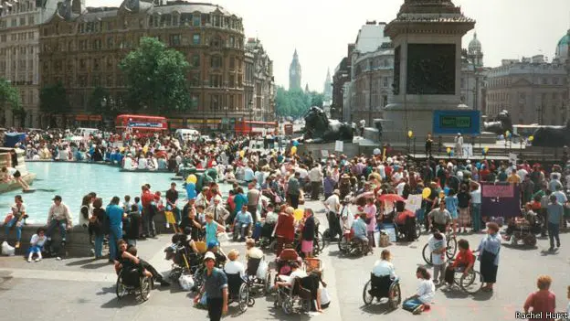 영국에서 장애인 권리 보장을 위해 시위하는 사람들의 모습