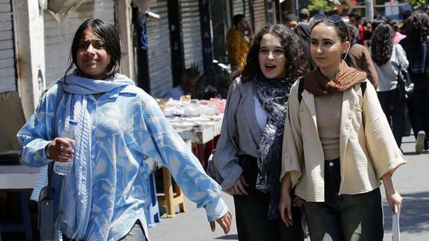 अमेरिका से जंग के बीच ईरान में कैसे ज़िंदगी बिता रहे हैं लोग