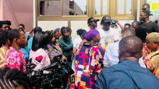 La policía arrestó a un sospechoso de un incidente con un bebé recién nacido en un hospital de Ghana.