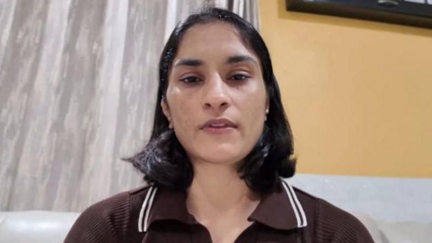 कुश्ती महासंघ से तकरार के बीच गोंडा पहुँचीं विनेश फोगाट, बोलीं - 'वे चाहते हैं कि मैं संन्यास ले