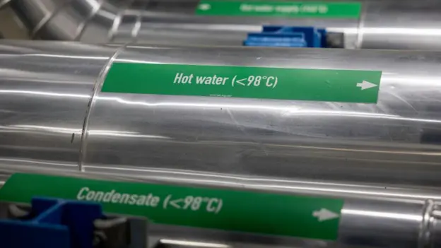 Dos tuberias de agua con ​una etiqueta verde.