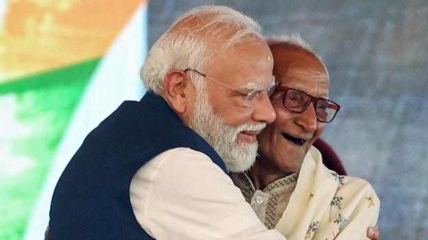 माखनलाल सरकार कौन हैं जिनके पीएम मोदी ने छुए पैर