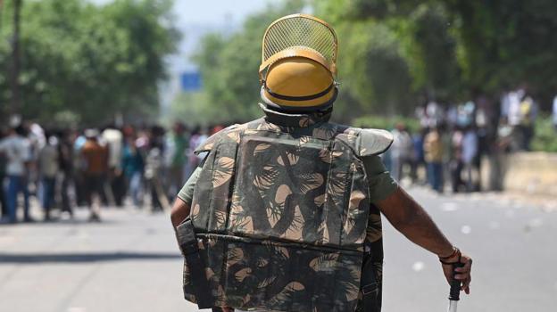 नोएडा में श्रमिकों के प्रदर्शन के दौरान भड़की हिंसा के बाद पुलिस की कार्रवाई पर उठे सवाल