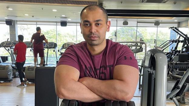 मुलायम के छोटे बेटे प्रतीक यादव राजनीत‍ि से दूर क्‍यों थे, भाई अखिलेश से कैसे थे रिश्ते