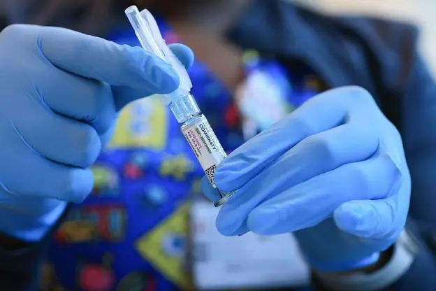 Infirmière préparant un vaccin contre le Covid-19