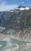 Uma montanha congelada no topo e o mar embaixo