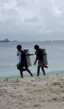 Dois mergulhadores entrando no mar
