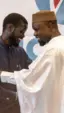 Bassirou Diomaye Faye et Ousmane Sonko se serrant la main