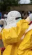 Uma pessoa usando roupas de proteção e máscara