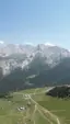 Qirg'iziston tog'alri, osmon moviy, tepaliklar yashil