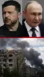 Rasmning tepa qismida Putin, o'ngda, va Zelenskiy, chapda, pastki qismida esa Ukrainada xaroba ko'p qavatli uy yonida tutin chiyapti.