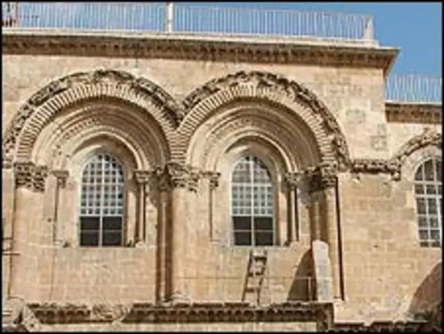 پائین آوردن این نردبان چوبی از قرن نوزدهم مساله ساز شده است