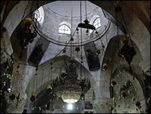 صومعه مورد مناقشه در سقف کلیسای سن هلن قرار دارد