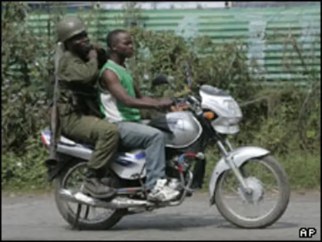 سرباز دولت کنگو ترک موتورسیکلت در شهر گما
