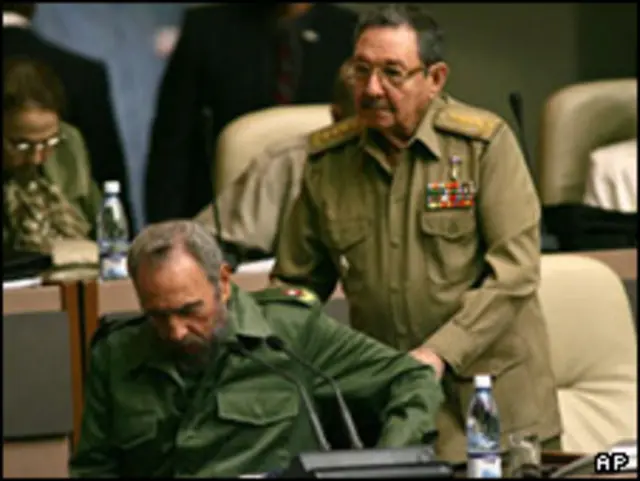 رائول (راست) و فیدل کاسترو