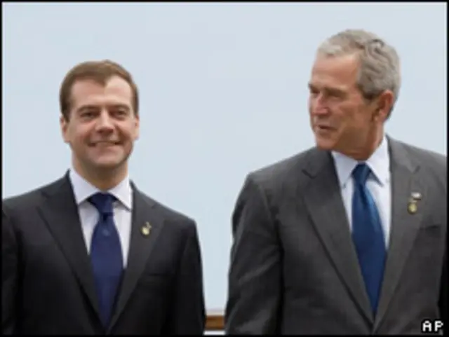 عکس آرشیوی از بوش و مدودف در ژاپن، ژوئیه 2008
