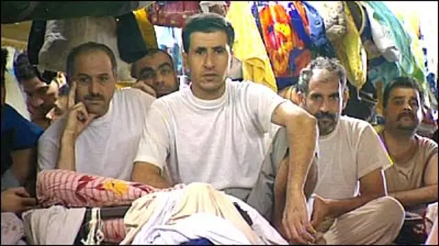 इराक़ी जेलों में 30 हज़ार से ज़्यादा ऐसे बंधक हैं जिन पर आरोप साबित नहीं हुए हैं और वो जेलों में कैद हैं.