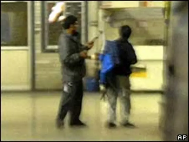مردان مسلح در ایستگاه قطار بمبئی