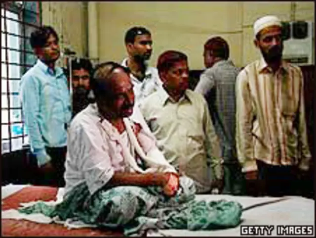 مرد مجروح در بیمارستانی در بمبئی