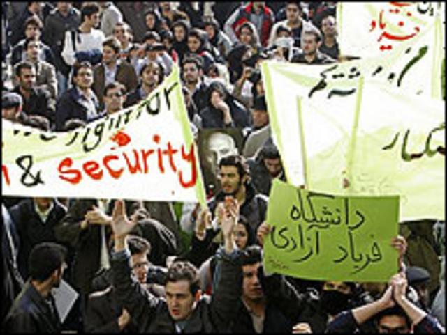 عکس تجمع دانشجویی در ایران با شعار "دانشگاه، فریاد آزادی"
