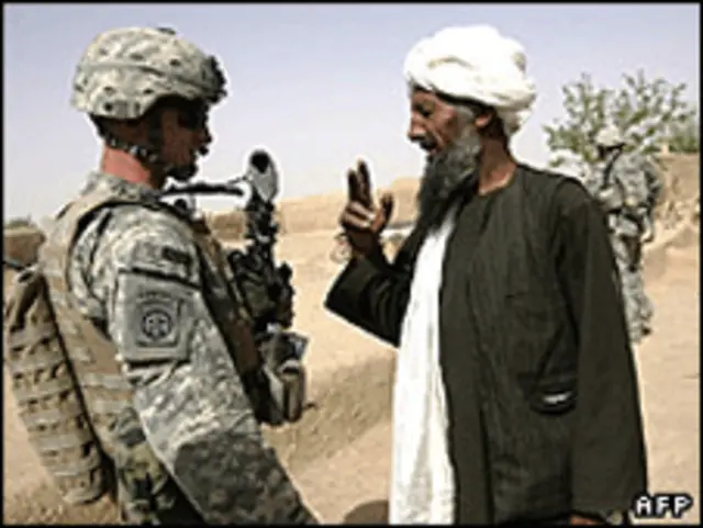 سرباز ناتو و مرد افغان