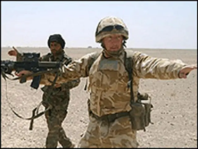 سرباز افغان و بریتانیایی در افغانستان