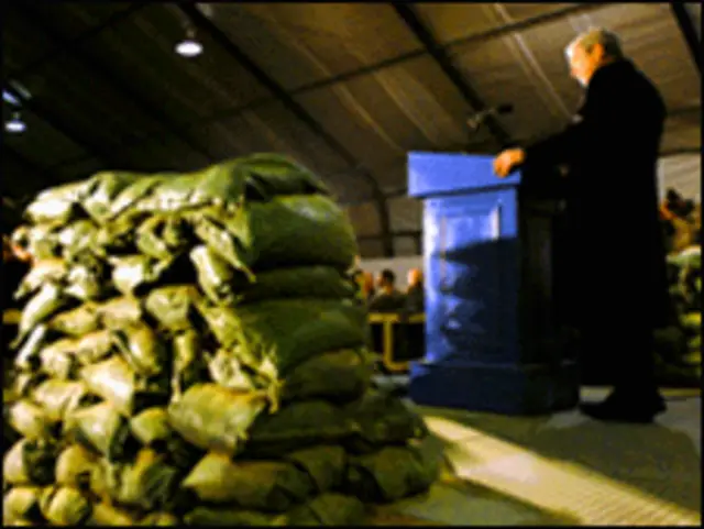 بوش، عکس از نیروهای ائتلاف در افغانستان