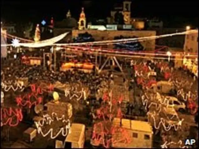 زائران مسیحی در نزدیکی کلیسای مهد در شهر بیت اللحم گردهم آمدند